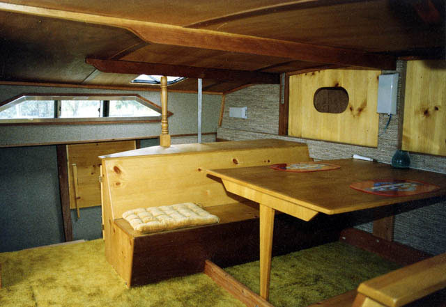 TriStar CAT 34 Main cabin fwd
